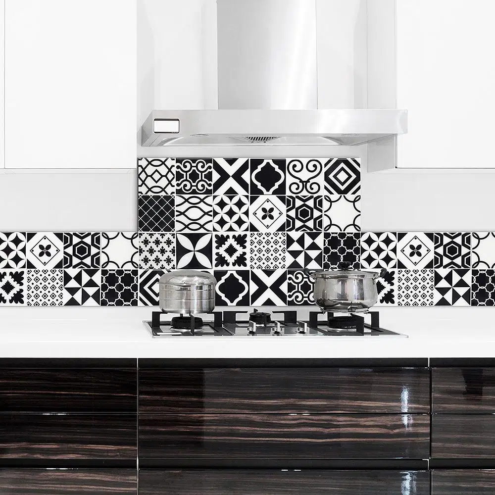 Πάνελ και μπορντούρες αλουμινίου για προστασία τοίχου πίσω από εστίες κουζίνας