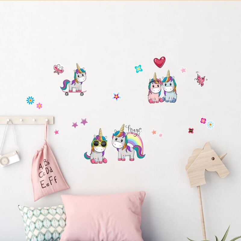 Colorful Unicorns αυτοκόλλητα τοίχου L με πολύχρωμους μονόκερους σε παιδικό δωμάτιο