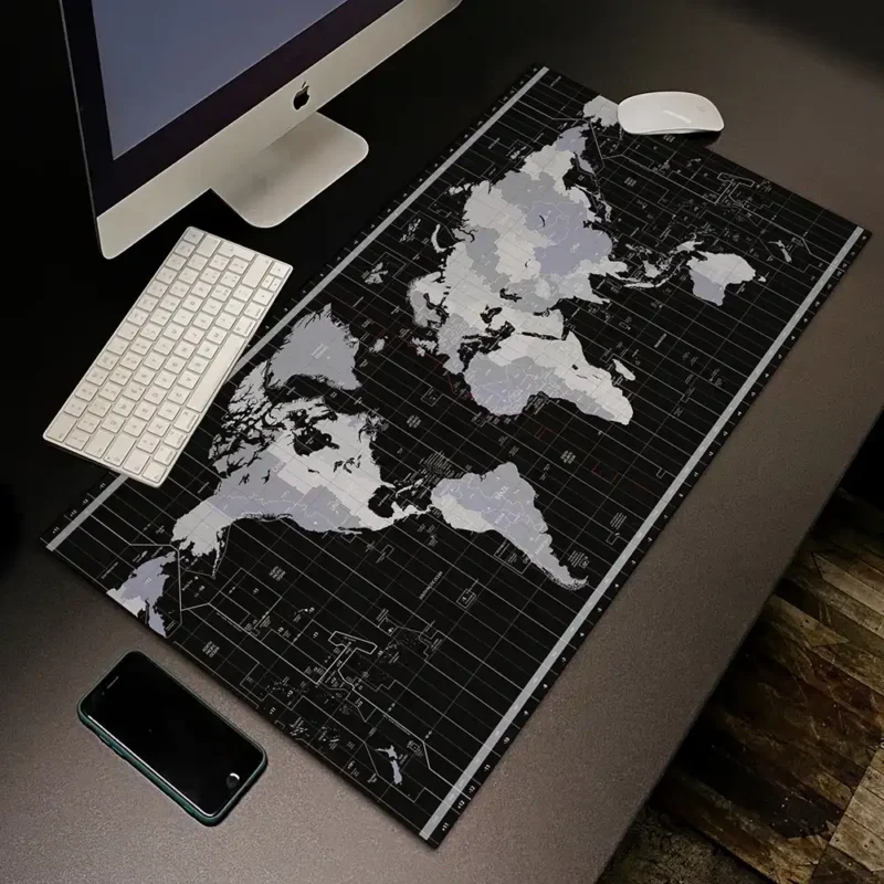 Black Map επιτραπέζιο πατάκι γραφείου με σκούρο παγκόσμιο χάρτη