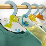 Dinos παιδικές κρεμάστρες φυσικό ξύλο με θέμα δεινόσαυρους